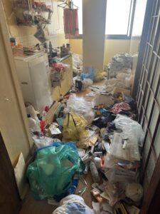 尾道市で衣類が積み重なったゴミ屋敷片付け