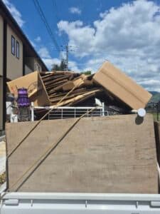 飯塚市で本、段ボールが積み上がったゴミ部屋片付け